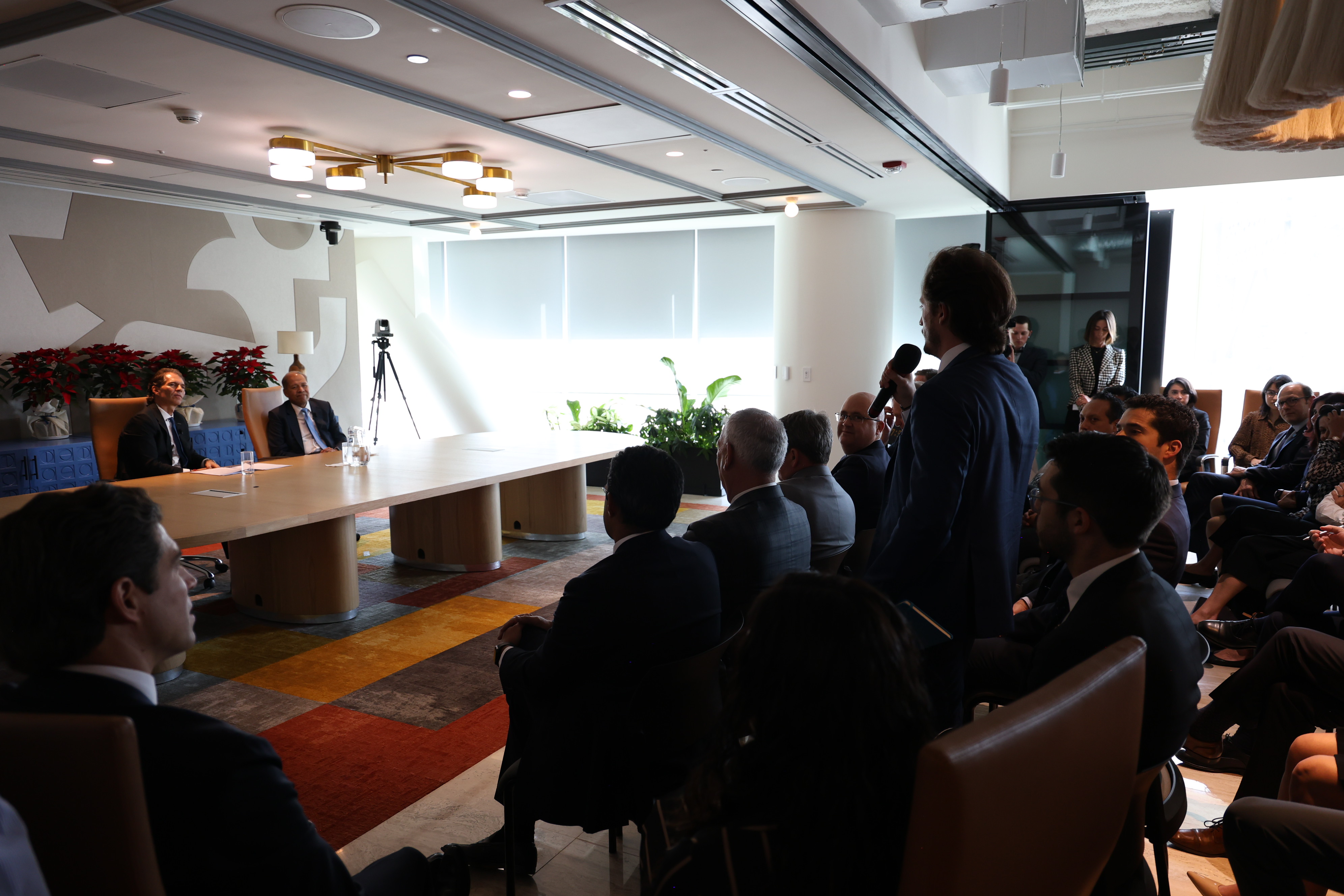 1/4 CEO CS Venkatakrishnan with Raul Martinez-Ostos, Chairman and CEO of Barclays Mexico & LatAm taking questions. 